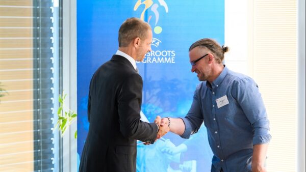 Aleksander Čeferin presents the award to FC Sækó coach Bergϸór Grétar Böðvarsson©UEFA